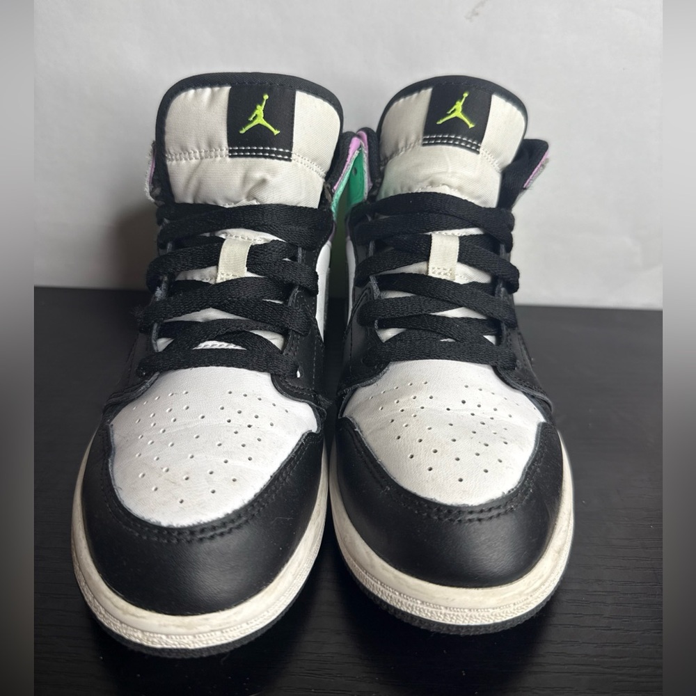 NIKE AIR JORDAN 1 MID BLACK VOLT-GREEN GLOW SIZE 3Y